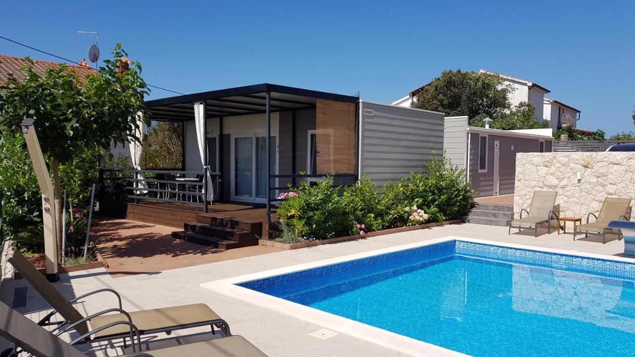 Mobile homes Suha Punta Kampor Exterior foto