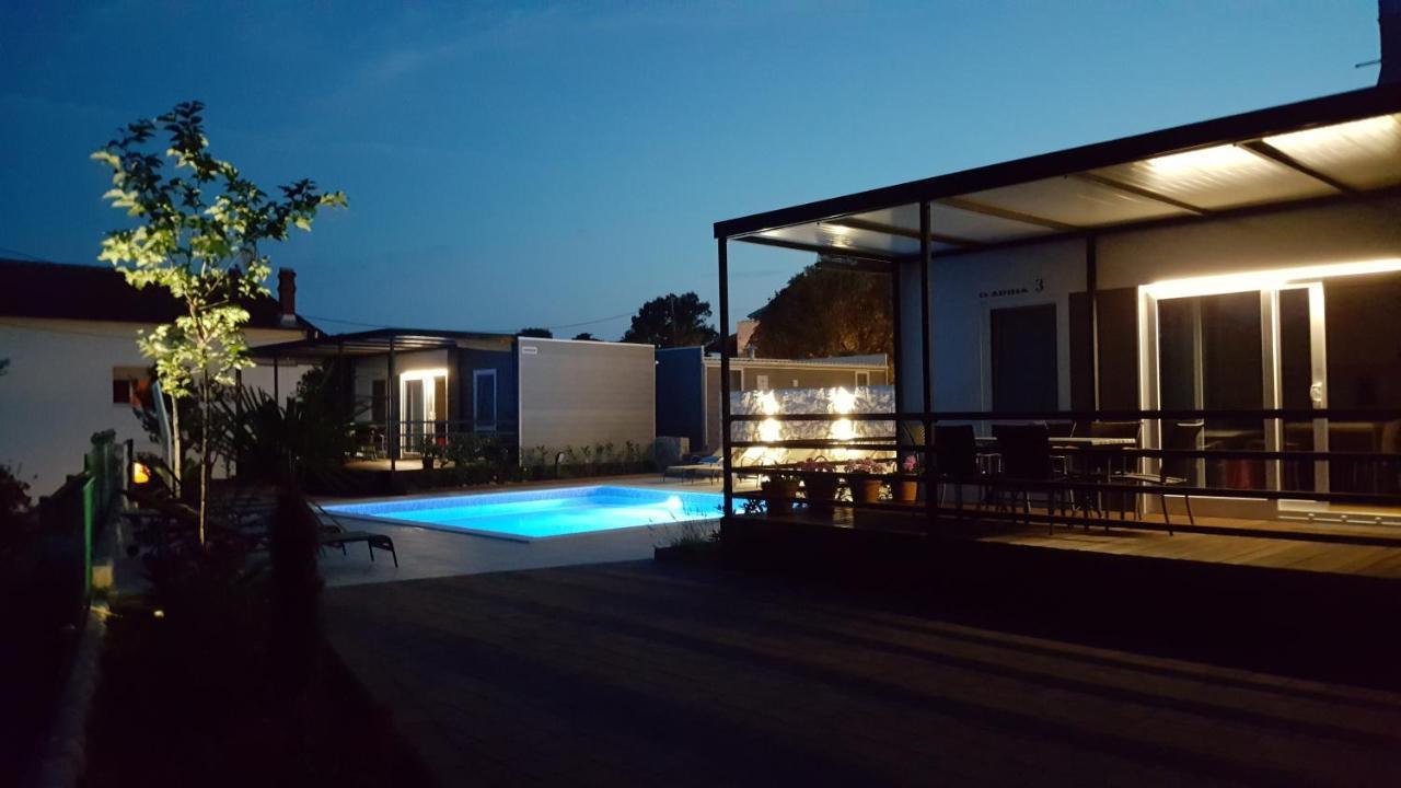 Mobile homes Suha Punta Kampor Exterior foto